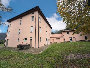 Foto Villa unifamiliare a Camaiore Camaiore Paese di 850 m² con 24 locali