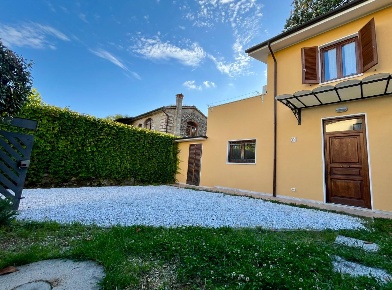 Foto Villa unifamiliare a Pietrasanta di 100 m² con 5 locali in vendita