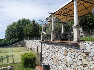 Foto Villa unifamiliare a Pietrasanta di 270 m² con 6 locali in vendita