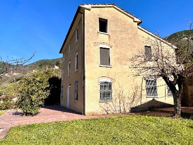 Foto Casale a Pietrasanta di 180 m² con 11 locali in vendita