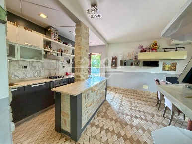 Foto Villa unifamiliare a Luni di 120 m² con 5 locali in vendita