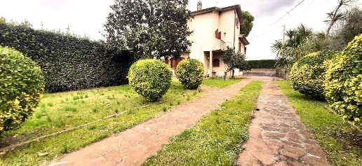 Foto Villa unifamiliare a Castellina Marittima di 160 m² con 10 locali