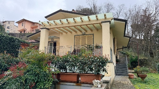 Foto Villa unifamiliare a Pietrasanta di 160 m² con 7 locali in vendita
