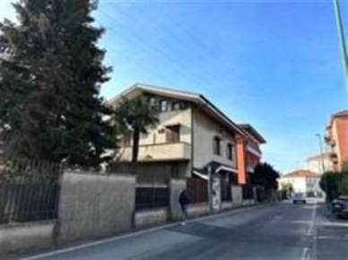 Foto Villa bifamiliare a Cologno Monzese San Maurizio al Lambro di 300 m²