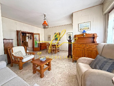 Foto Appartamento a Cecina Cecina Centro di 135 m² con 7 locali in vendita