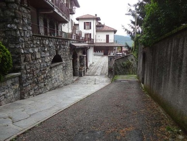 Foto Villa bifamiliare a Sormano Centro di 230 m² con 5 locali in vendita