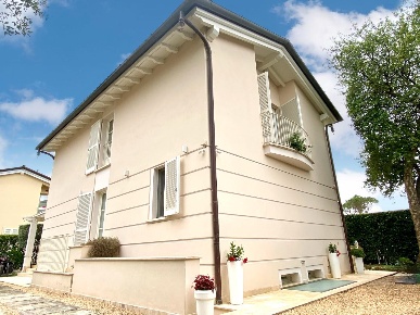 Foto Villa unifamiliare a Pietrasanta di 240 m² con 12 locali in vendita