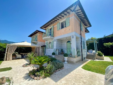 Foto Villa unifamiliare a Pietrasanta di 220 m² con 8 locali in vendita