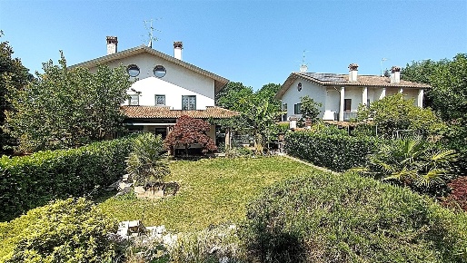 Foto Villa unifamiliare a Lesmo di 251 m² con 5 locali in vendita