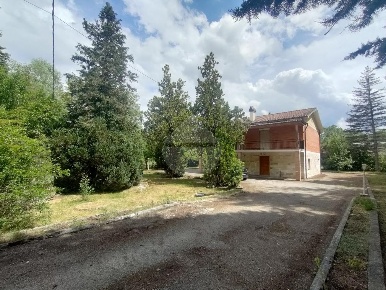Foto Villa unifamiliare in VIA ROMA, Scoppito di 200 m² con 11 locali