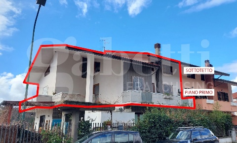 Foto Villa bifamiliare in Via Newton 8, Pesche di 219 m² in vendita