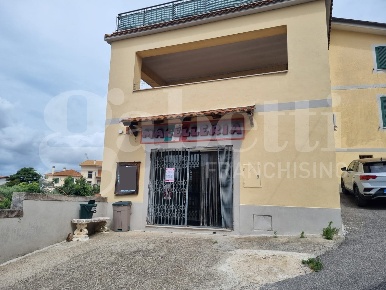 Foto Negozio in Via MILANO 15, Ponzano Romano di 128 m² con 4 locali