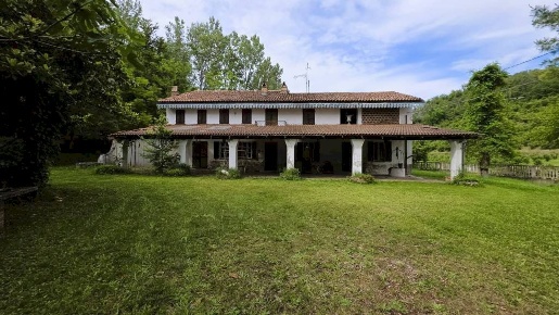 Foto Rustico in via Pozzolo, Montegrosso d'Asti di 324 m² con 10 locali