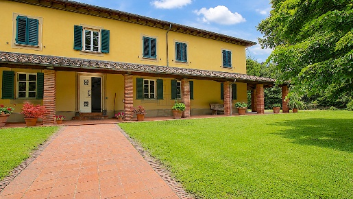 Foto Villa unifamiliare in Via di Tiglio 33, Capannori di 588 m² in vendita