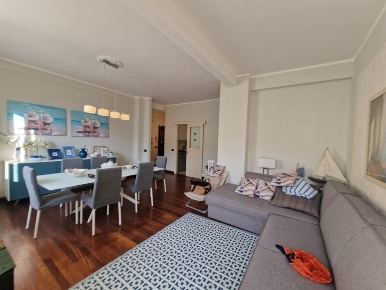 Foto Appartamento in Piazza Giuseppe Mazzini, Viareggio Lungomare di 114 m²