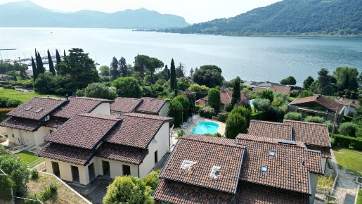 Foto Villa bifamiliare in Via Caverniga 16, Sarnico di 170 m² con 5 locali