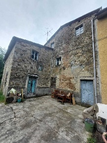 Foto Rustico in Via di Gavazzoli, Vernio di 220 m² con 9 locali in vendita