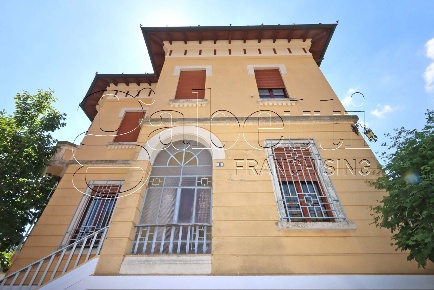 Foto Villa singola a Ferrara Centro Storico di 450 m² con 16 locali
