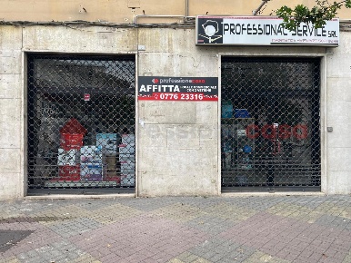 Foto Negozio in Via Gaetano di Biasio 6, Cassino Centro di 147 m²