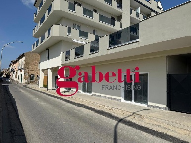 Foto Negozio in Via Appia 20, San Nicola la Strada di 60 m² con 1 locali