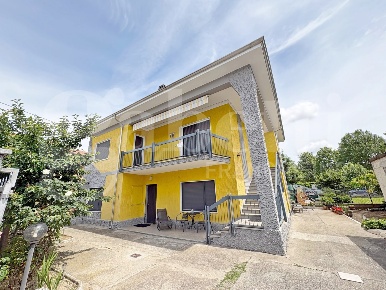 Foto Appartamento in Petrarca, Carmagnola Centro di 100 m² con 5 locali