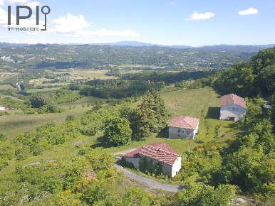 Foto Rustico in Reg Bacina 5, Mombaldone di 1200 m² con 10 locali