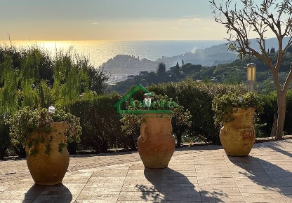 Foto Villa unifamiliare in Zona Cascine, Imperia Oneglia di 220 m²