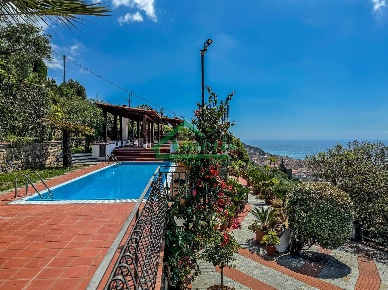 Foto Villa unifamiliare in Imperia, Imperia Oneglia di 246 m² con 6 locali