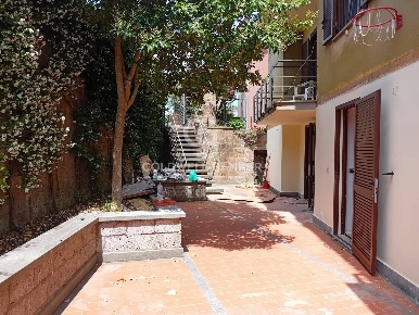 Foto Appartamento in Via Capotondi, Sutri Centro di 110 m² con 4 locali