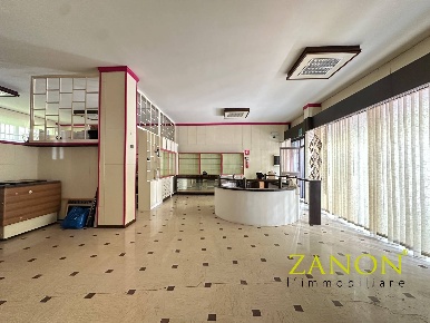 Foto Locale commerciale in Via Bellini, Gorizia Centro di 221 m² in affitto