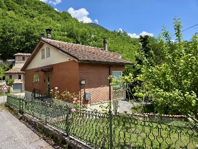 Foto Casa indipendente in via Poggio San Romualdo 8, Fabriano di 137 m²