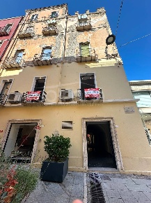 Foto Locale commerciale a Cagliari di 300 m² con 4 locali in affitto