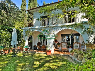 Foto Villa unifamiliare in Via Serrati, Imperia Oneglia di 540 m²