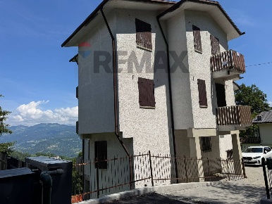 Foto Appartamento in Via Botto 24, Roncola Centro di 70 m² con 3 locali