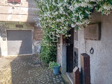 Foto Negozio in Via delle Mura 1, Nepi Centro di 80 m² con 4 locali