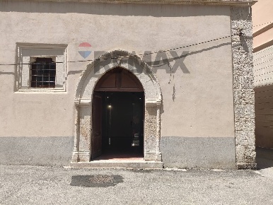 Foto Locale commerciale in Piazza IX Martiri, L'Aquila di 110 m² in affitto