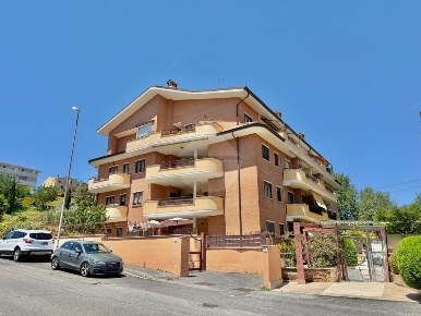 Foto Appartamento in Via Arzana, Roma di 88 m² con 3 locali in vendita