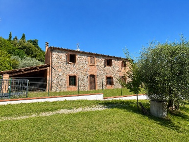 Foto Casale a Terricciola Centro di 250 m² con 8 locali in vendita