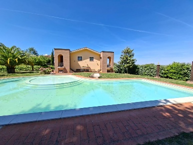 Foto Villa unifamiliare a Montaione Centro di 250 m² con 7 locali