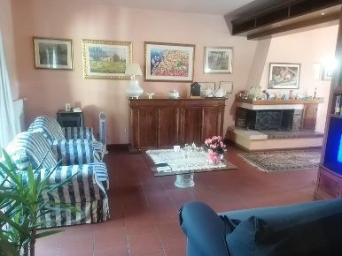 Foto Villa unifamiliare a Carmignano Comeana di 290 m² con 8 locali