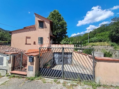 Foto Appartamento a Buti Centro di 120 m² con 4 locali in vendita