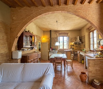 Foto Casale a Chianni di 250 m² con 9 locali in vendita