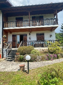 Foto Villa bifamiliare a Fino del Monte Centro di 164 m² con 5 locali