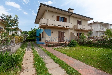 Foto Villa bifamiliare a Pietrasanta di 152 m² con 5 locali in vendita