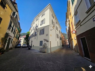Foto Appartamento a Massa Centro di 80 m² con 4 locali in vendita