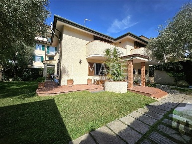 Foto Villa unifamiliare a Massa Centro di 270 m² con 8 locali in vendita