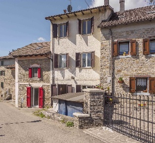 Foto Casa indipendente a Frassinoro Centro di 100 m² con 8 locali