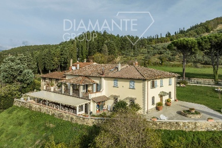 Foto Villa unifamiliare a Rufina Centro di 1532 m² con 19 locali in vendita