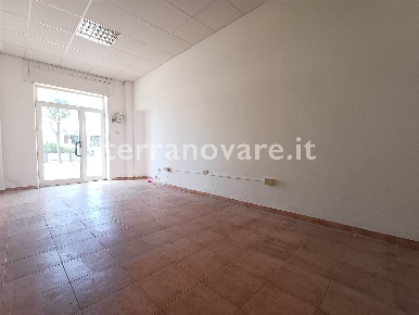 Foto Ufficio in Corso Vittorio Veneto 78, Olbia San Simplicio di 30 m²
