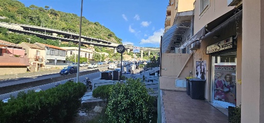 Foto Negozio in VIALE GIOSTRA, Messina Giostra di 45 m² con 2 locali